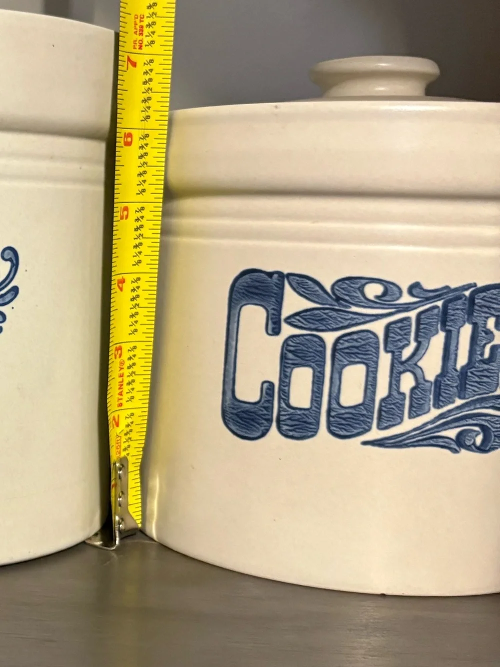 Yorktowne by Pfaltzgraff Stoneware cookies Canister. 2 1/2 qt 507